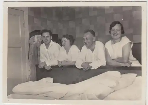 (F20982) Orig. Foto Personen, Paare lehnen am Bettrand 1934