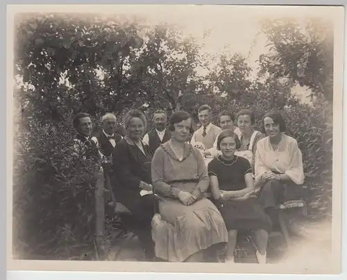 (F20978) Orig. Foto Personen sitzen im Garten, Juni 1933