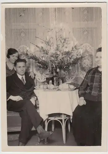 (F20975) Orig. Foto Familie sitzt zu Hause am kleinen Weihnachtsbäumchen 1930er