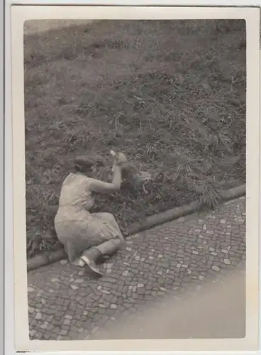 (F20974) Orig. Foto Frau sitzt am Wegesrand, streichelt Katze 1930er