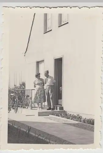 (F20970) Orig. Foto Traar, neuen Wohnsiedlung 1957, Personen an der Haustür