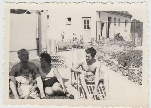 (F20969) Orig. Foto Traar, neue Wohnsiedlung 1957, Personen im Liegestuhl