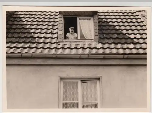 (F20965) Orig. Foto Traar, neue Wohnsiedlung 1957, Frau schaut aus Dachfenster