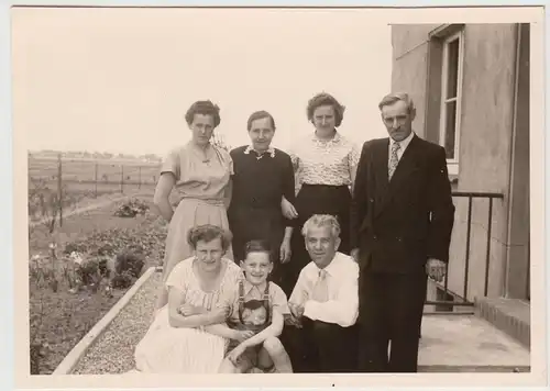 (F20963) Orig. Foto Traar, neue Wohnsiedlung 1957, Personen am Wohnhaus