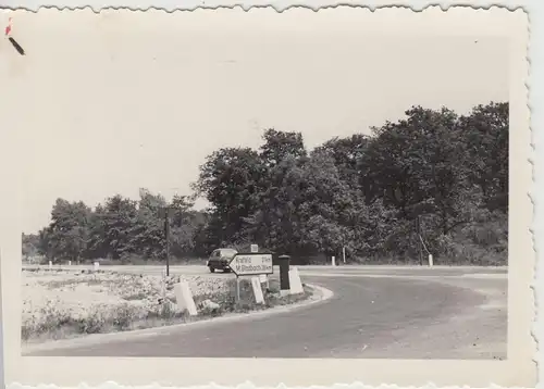 (F20955) Orig. Foto Straße 21 km von Krefeld, Straßenschild 1957