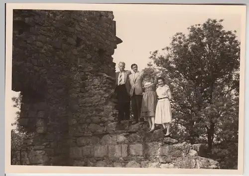 (F20939) Orig. Foto Personen auf der Ruine Drachenfels 1957
