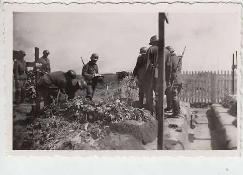 (F2093) Orig. Foto 2.WK, Bestattung e. Wehrmacht-Angehörigen, 1940er