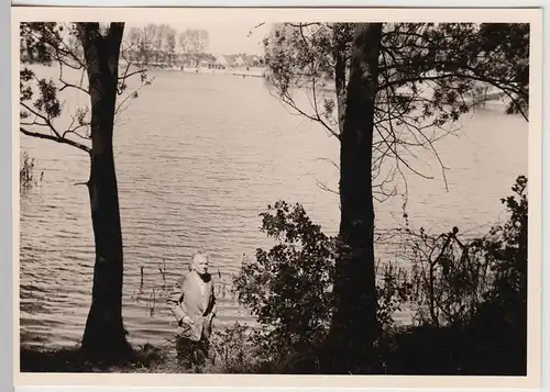 (F20925) Orig. Foto Mann steht am Ufer eines Sees (vermutl. bei Krefeld) 1957