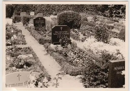 (F20924) Orig. Foto Friedhof, Gräber (vermutl. bei Krefeld) 1957