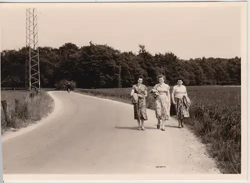 (F20913) Orig. Foto Frauen auf der Straße zum Hülser Berg, Krefeld 1957