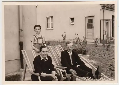 (F20908) Orig. Foto Traar, Personen auf Liegestühlen am Eigenheim 1950er