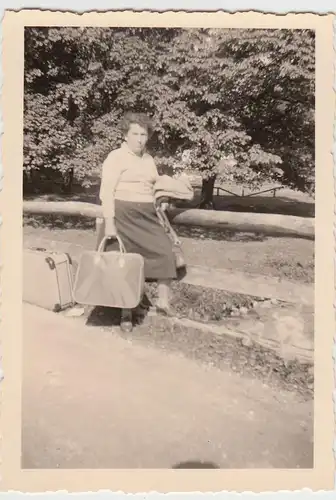 (F20907) Orig. Foto Frau m. Koffern am Straßenrand, Heimreise v. Ramsau 1956