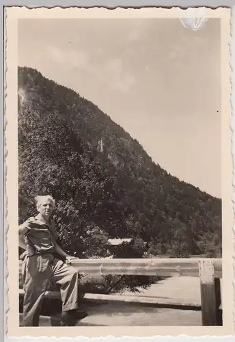 (F20897) Orig. Foto Mann auf Brücke v. Almbachklamm n. Berchtesgaden 1956