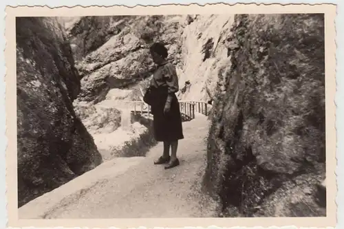 (F20896) Orig. Foto Frau bei der Almbachklamm 1956