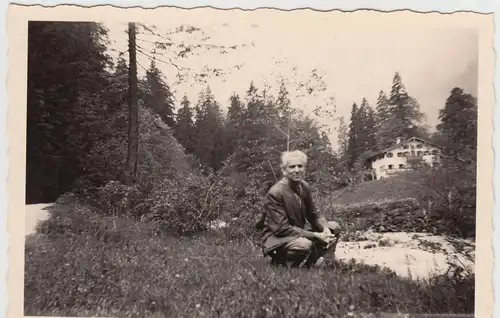 (F20891) Orig. Foto Ramsau, Herr am Bach, Wanderung zum Zauberwald 1956