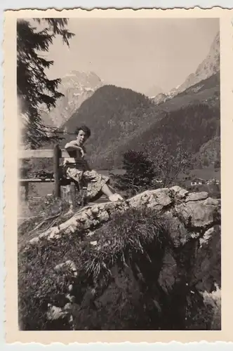 (F20885) Orig. Foto Wanderung am Hintersee, Frau macht Rast 1956