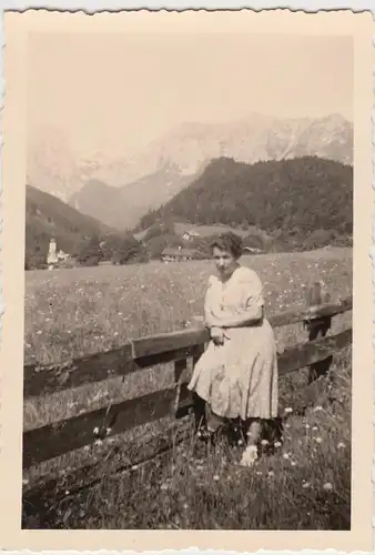 (F20878) Orig. Foto Ramsau, Frau am Weidezaun 1956