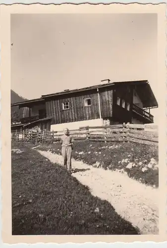 (F20870) Orig. Foto Ramsau, Mann am Haus Freiblick 1956