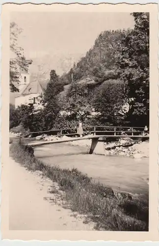 (F20865) Orig. Foto Kirche Ramsau, Frau auf Brücke 1956