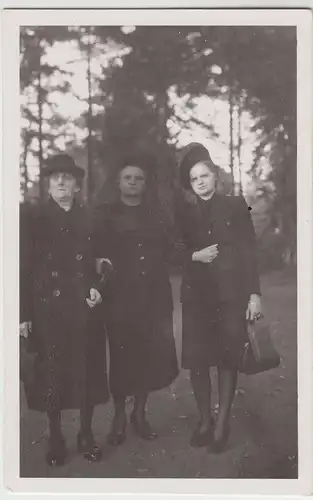 (F20863) Orig. Foto Friedhof Celle, Witwe u. Trauernde 1940er