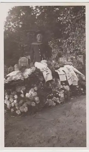 (F20861) Orig. Foto Friedhof Celle, Frau an einem Grab 1940er