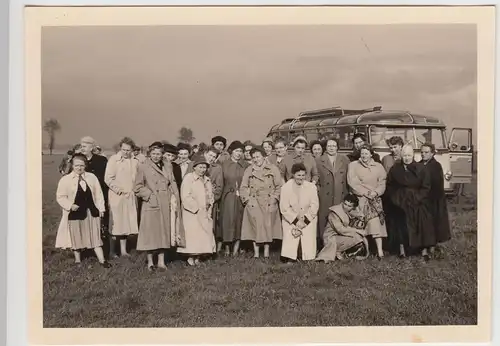 (F20860) Orig. Foto Gruppenbild am Bus, Ausfahrt des SVB 1910, 1953