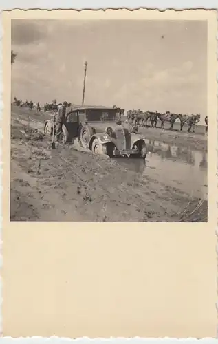 (F2085) Orig. Foto 2.WK Pferdekolonne, PKW im Schlamm fest, 1940er