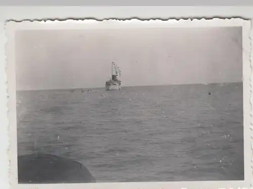 (F20837) Orig. Foto Helgoland, Blick auf das Meer zu einem Passagierdampfer 1933