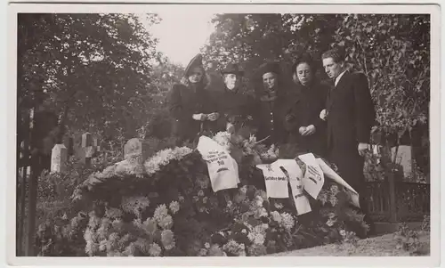 (F20825) Orig. Foto Friedhof Celle, Personen an einem Grab 1940er