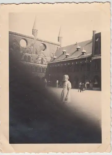 (F20823) Orig. Foto Lübeck, Mädchen Ingrid auf dem Marktplatz 1940