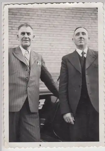 (F20822) Orig. Foto Herren an einem Automobil 1937