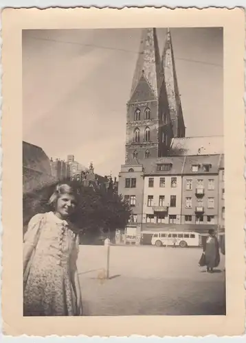(F20821) Orig. Foto Lübeck, Mädchen Ingrid vor der Marienkirche 1940