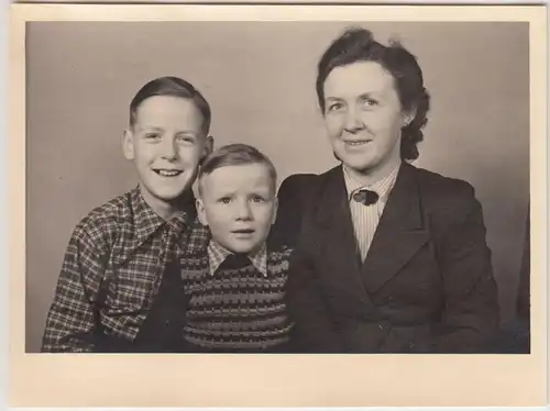 (F20820) Orig. Foto Frau mit 2 Jungs, Familie, Studiofoto Bremen 1952