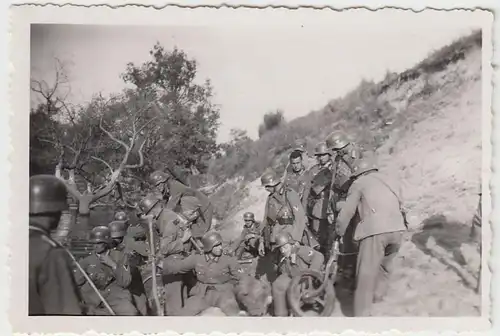 (F2082) Orig. Foto Militär, 2.WK Soldaten mit Technik am Steilufer, 1940er