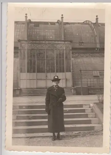 (F20818) Orig. Foto Frankfurt a.M., Frau im Palmengarten 1942