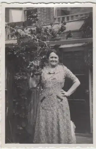 (F20814) Orig. Foto Frau (48 J.) am Wohnhaus 1940er