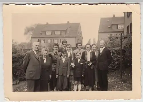 (F20813) Orig. Foto Schwelm, Familie am Wohnhaus, Konfirmationsfeier 1952