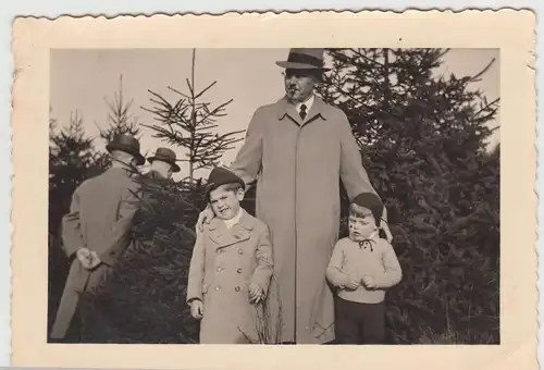 (F20811) Orig. Foto Vater mit seinen Söhnen im Freien, Herr m. Jungs 1940