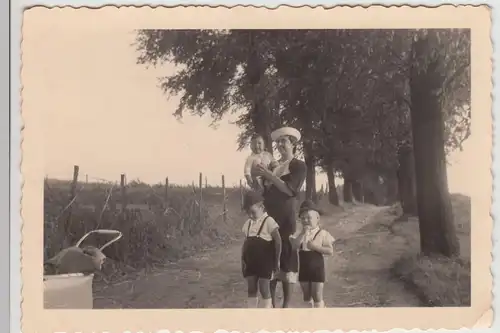(F20810) Orig. Foto Frau mit Kindern auf einem Wanderweg 1940