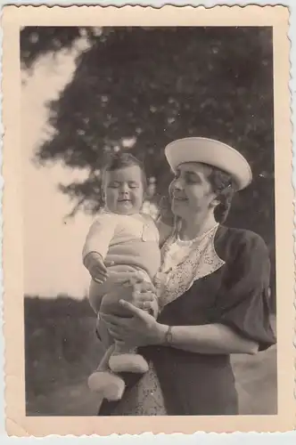 (F20807) Orig. Foto Frau mit Kind Roland auf dem Arm 1940
