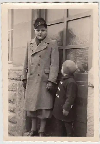 (F20805) Orig. Foto Kinder Jürgen (14) u. Christian Hügel (4) vor dem Haus 1952