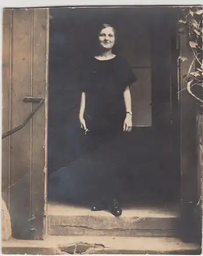 (F20802) Orig. Foto junge Frau am Hauseingang 1925