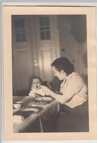 (F20801) Orig. Foto Frau füttert Kleinkind in der Stube 1937