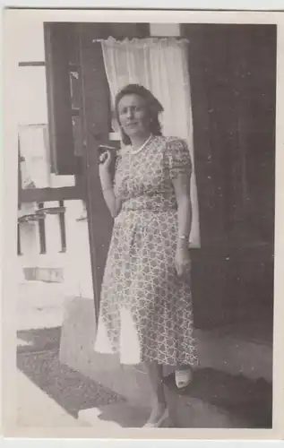 (F20798) Orig. Foto Frau steht am Hauseingang, 1949