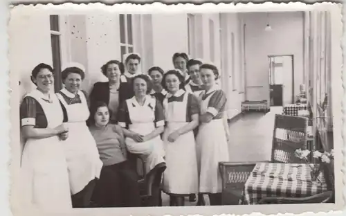 (F20796) Orig. Foto Frauen im Flur, Krankenschwestern 1940er