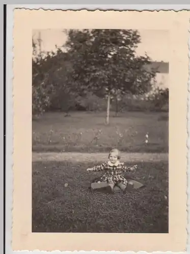 (F20789) Orig. Foto Kind, kleines Mädchen sitzt auf Wiese 1940er