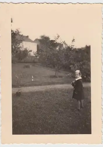 (F20788) Orig. Foto Kind mit Ball im Freien 1940er