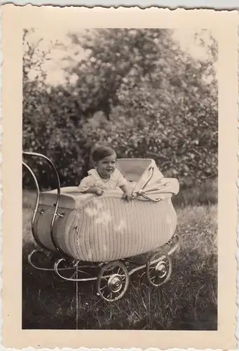 (F20786) Orig. Foto Kind sitzt in einem Korb-Kinderwagen 1930er