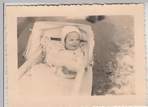 (F20785) Orig. Foto Kind sitzt in einem Kinderwagen 1930er