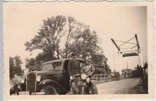 (F20783) Orig. Foto Norderney, Automobil u. Motorrad an Klappbrücke 1937